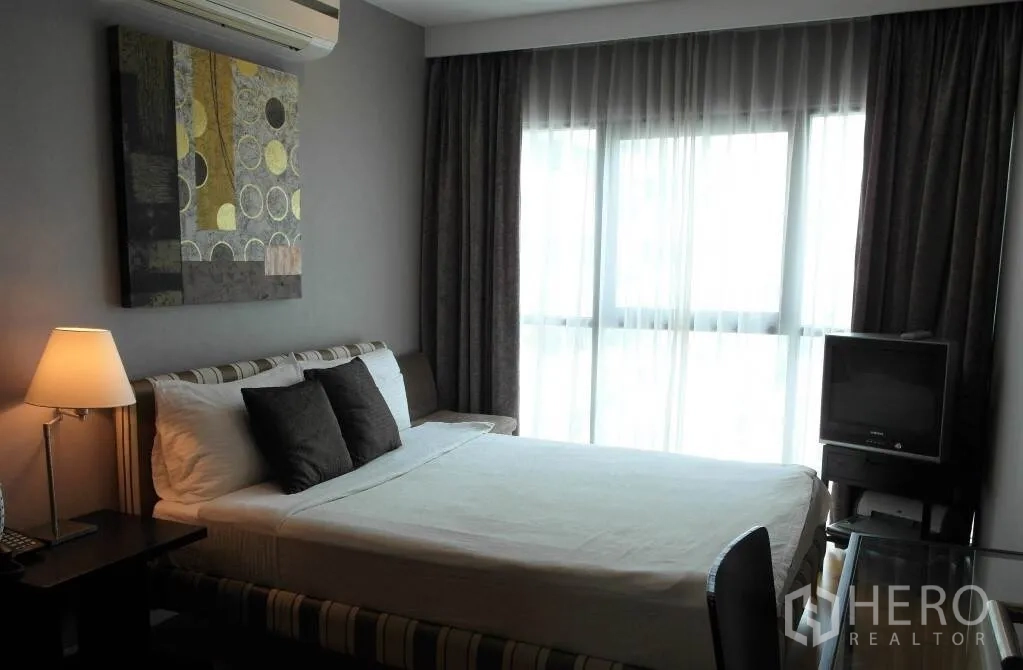 公寓 出租或出售在Sathon, Bangkok - 温馨次卧，含床、书桌、空调与纱帘大窗。