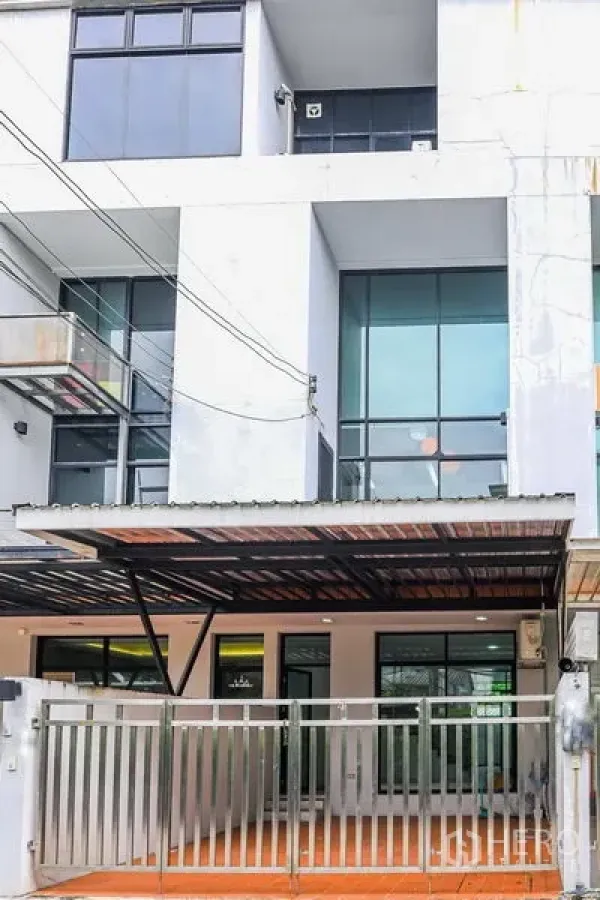 联排别墅 出租在Watthana, Bangkok - 曼谷Thonglor现代联排外立面，大窗与带顶车位，位于Watthana区