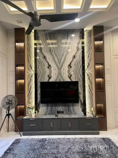 ทาวน์เฮาส์ ให้เช่าในChatuchak, Bangkok - มุมตรงผนังทีวีหินอ่อนลายสมมาตร พร้อมชั้นโชว์และพรมขนนุ่ม