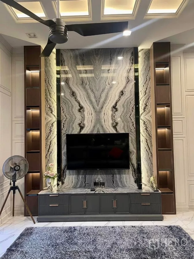 ทาวน์เฮาส์ ให้เช่าในChatuchak, Bangkok - มุมตรงผนังทีวีหินอ่อนลายสมมาตร พร้อมชั้นโชว์และพรมขนนุ่ม