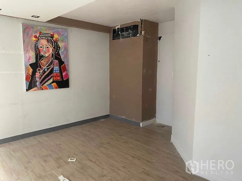 อาคารพาณิชย์ ให้เช่าในHuai Khwang, Bangkok - ห้องขนาดเล็ก พื้นลายไม้ ผนังเรียบ เหมาะทำออฟฟิศหรือเก็บของ