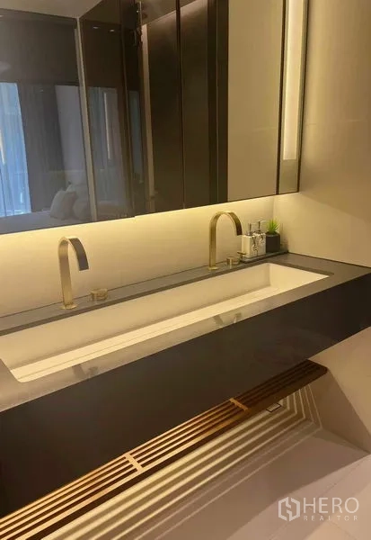 公寓 出租在Khlong Toei, Bangkok - 双台盆洗手台，金色龙头与背光镜柜