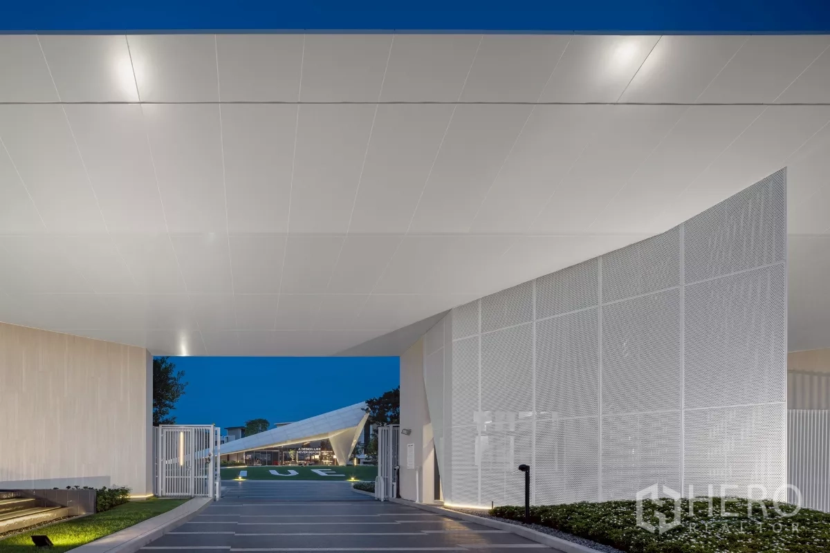 Detached House for rent in Saphan Sung, Bangkok - Secure gated entrance of the estate with modern canopy and night lighting.