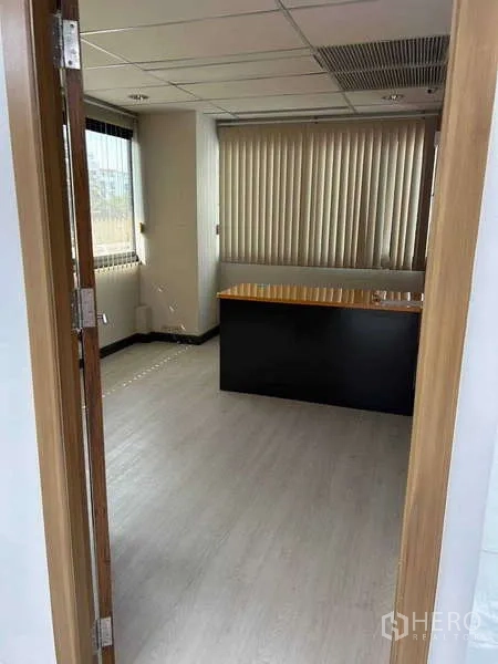 สำนักงาน ให้เช่าในKhlong Toei, Bangkok - ห้องทำงานส่วนตัวมุมตึก พร้อมโต๊ะทำงาน หน้าต่างและม่านบังแดด