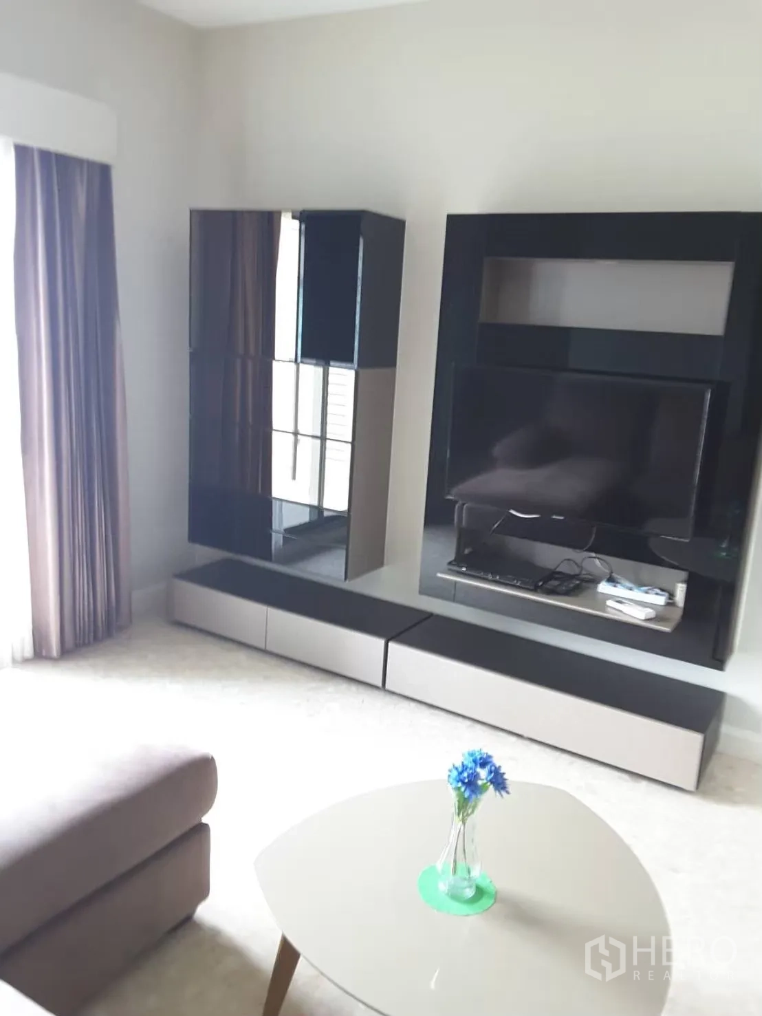 คอนโด ให้เช่าในKhlong Toei, Bangkok - ห้องนั่งเล่นพร้อมผนังสื่อบันเทิงเงาดำ ทีวี และโต๊ะกาแฟ