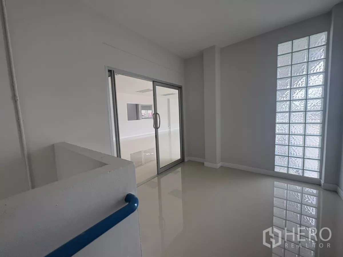 โรงงาน ให้เช่าในBang Phli, Samut Prakan - สำนักงานชั้นบนกว้าง มีหน้าต่างหลายบานและโคมไฟฝ้า