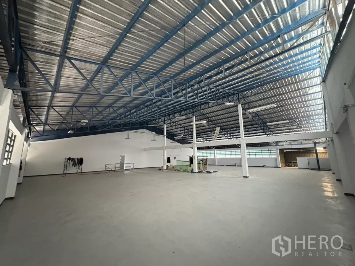 โรงงาน ให้เช่าในKhlong Toei, Bangkok - ฮอลล์การผลิตเพดานสูง โครงหลังคาเหล็กสีน้ำเงินและแสงธรรมชาติ