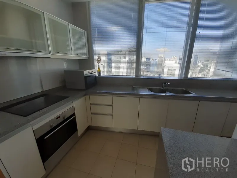 คอนโด ให้เช่าในKhlong Toei, Bangkok - ครัวปิดสไตล์โมเดิร์น วิวสกายไลน์ อ่างล้างจานคู่ และตู้เก็บของมาก