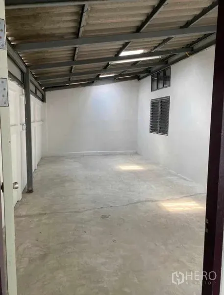 货栈 出租在Bang Khen, Bangkok - 狭长储物间，金属屋顶，通风窗，水泥地