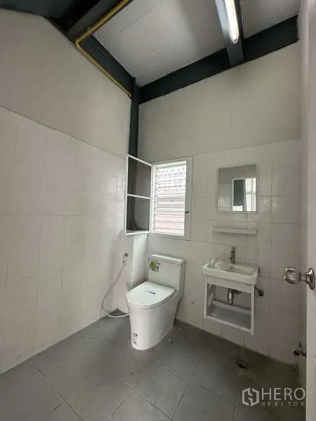 คลังสินค้า ให้เช่าในPak Kret, Nonthaburi - ห้องน้ำปูกระเบื้อง ภายในมีหน้าต่าง อ่างล้างมือ และชักโครก