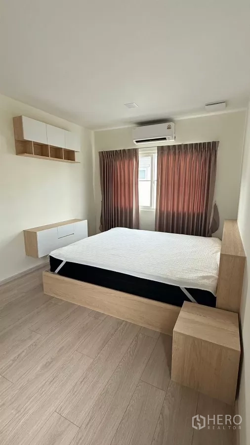 บ้าน ให้เช่าในBang Phli, Samut Prakan - ห้องนอนอีกห้องพร้อมเตียงลายไม้โทนอ่อนและผ้าม่าน.