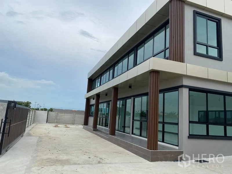 Warehouse for rent or sale in Bang Len, Nakhon Pathom - Wide driveway beside the new warehouse’s double-height glass office facade.