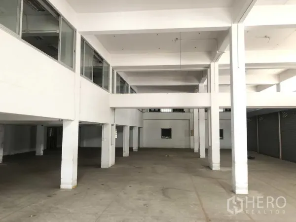 工厂 出租在Prawet, Bangkok - 双层挑高仓储空间，配夹层与宽阔作业区