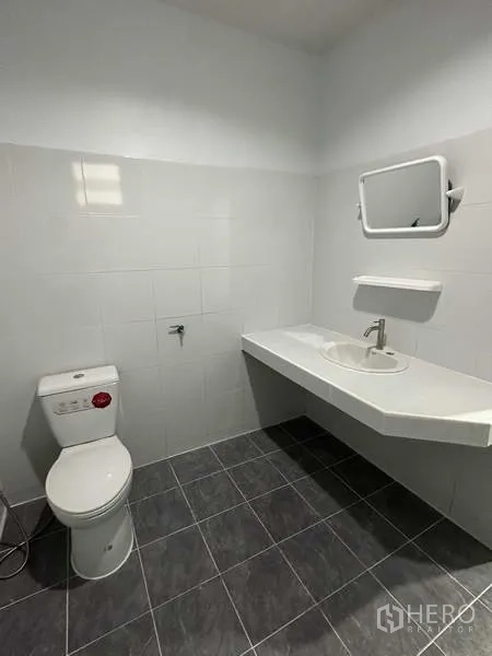 โรงงาน ให้เช่าในNonthaburi - ห้องน้ำปูกระเบื้องสะอาด พร้อมโถสุขภัณฑ์ อ่างล้างมือ และกระจก