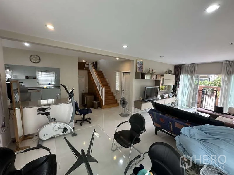 บ้าน ขายในSai Mai, Bangkok - พื้นที่นั่งเล่นรับประทานอาหารแบบเปิดโล่ง เชื่อมบันไดและครัว