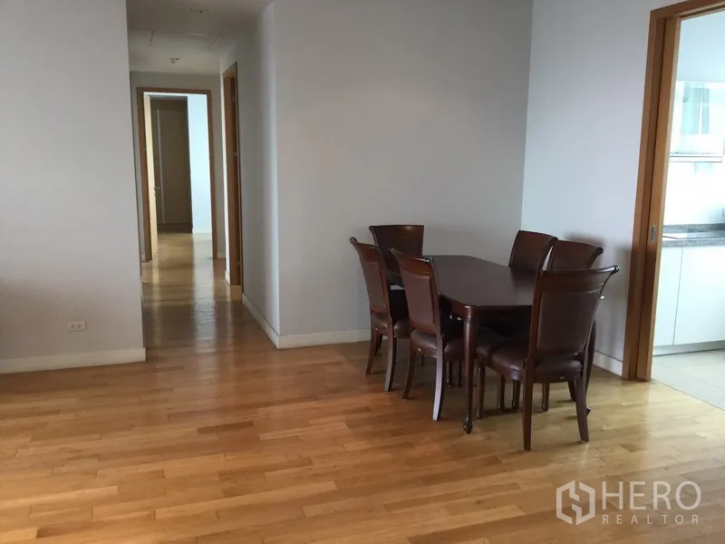 คอนโด ให้เช่าในKhlong Toei, Bangkok - พื้นที่รับประทานอาหารโต๊ะไม้ 6 ที่นั่ง ข้างประตูทางเข้าครัวแยก