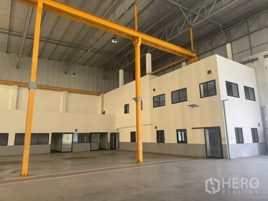 工厂 出租或出售在Bang Phli, Samut Prakan - 高挑厂房地面，黄色行车与两层办公室。