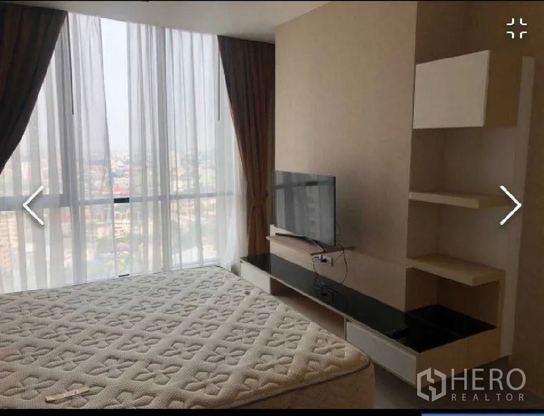 公寓 出租在Watthana, Bangkok - 卧室电视墙与隔板收纳，落地窗享城市景观