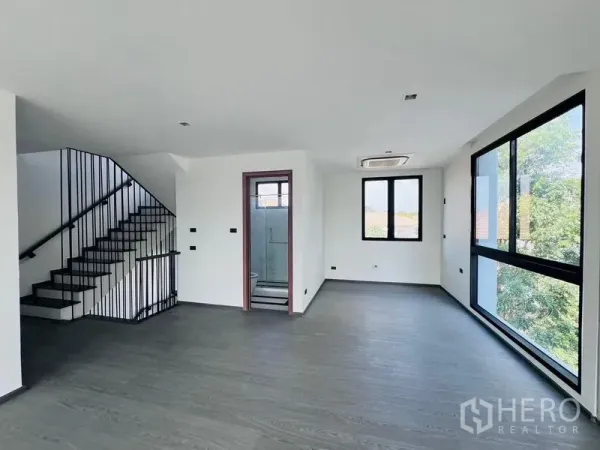 สำนักงานที่บ้าน ขายในBang Khen, Bangkok - ชั้นบนสว่างด้วยพื้นลายไม้ หน้าต่างมุมกว้าง และห้องน้ำในตัว