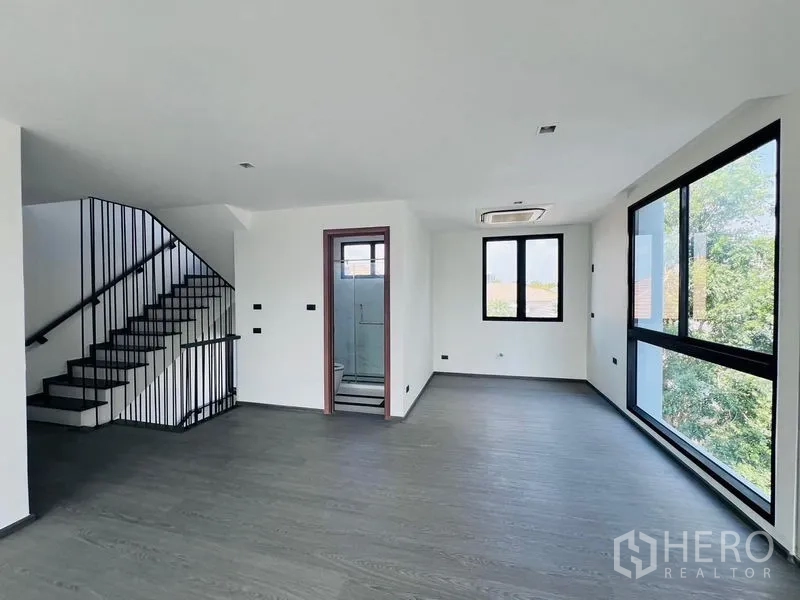 สำนักงานที่บ้าน ขายในBang Khen, Bangkok - ชั้นบนสว่างด้วยพื้นลายไม้ หน้าต่างมุมกว้าง และห้องน้ำในตัว