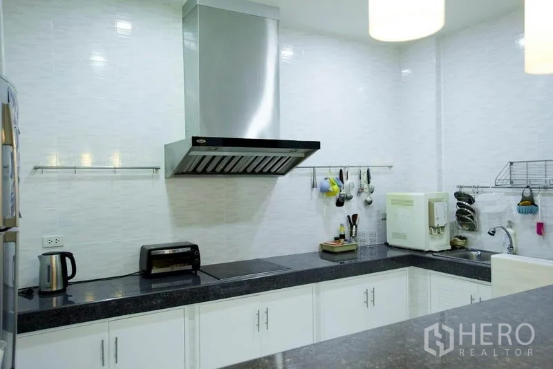 带办公室的家 出租在Wang Thonglang, Bangkok - 白色U型厨房，花岗岩台面与不锈钢烟罩