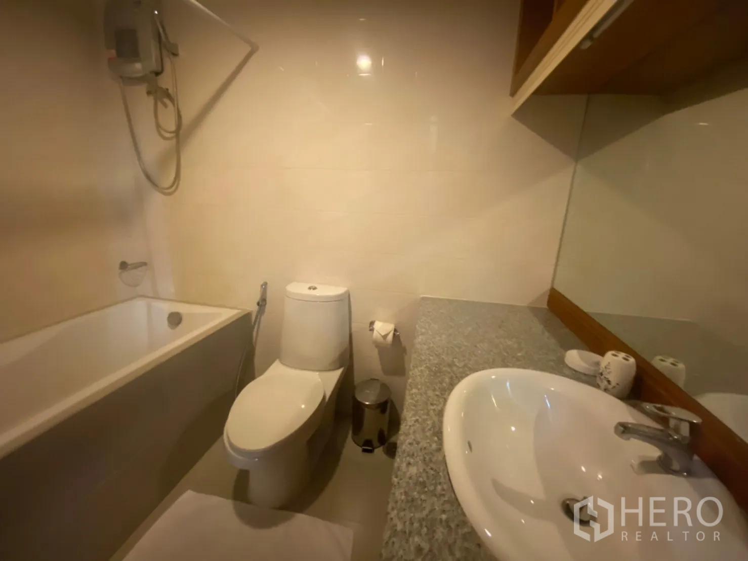 คอนโด ให้เช่าในPhaya Thai, Bangkok - ห้องน้ำพร้อมอ่างอาบน้ำ ฝักบัวมือถือ เคาน์เตอร์อ่างล้างหน้าและกระจกบานใหญ่