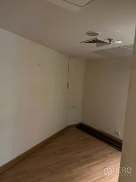 สำนักงาน ให้เช่า - ห้องทำงานขนาดเล็ก พื้นไม้ ระบบระบายอากาศและไฟฝังฝ้า