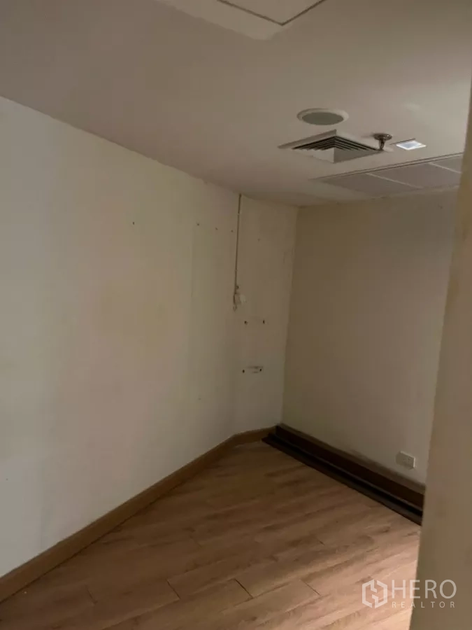 สำนักงาน ให้เช่า - ห้องทำงานขนาดเล็ก พื้นไม้ ระบบระบายอากาศและไฟฝังฝ้า