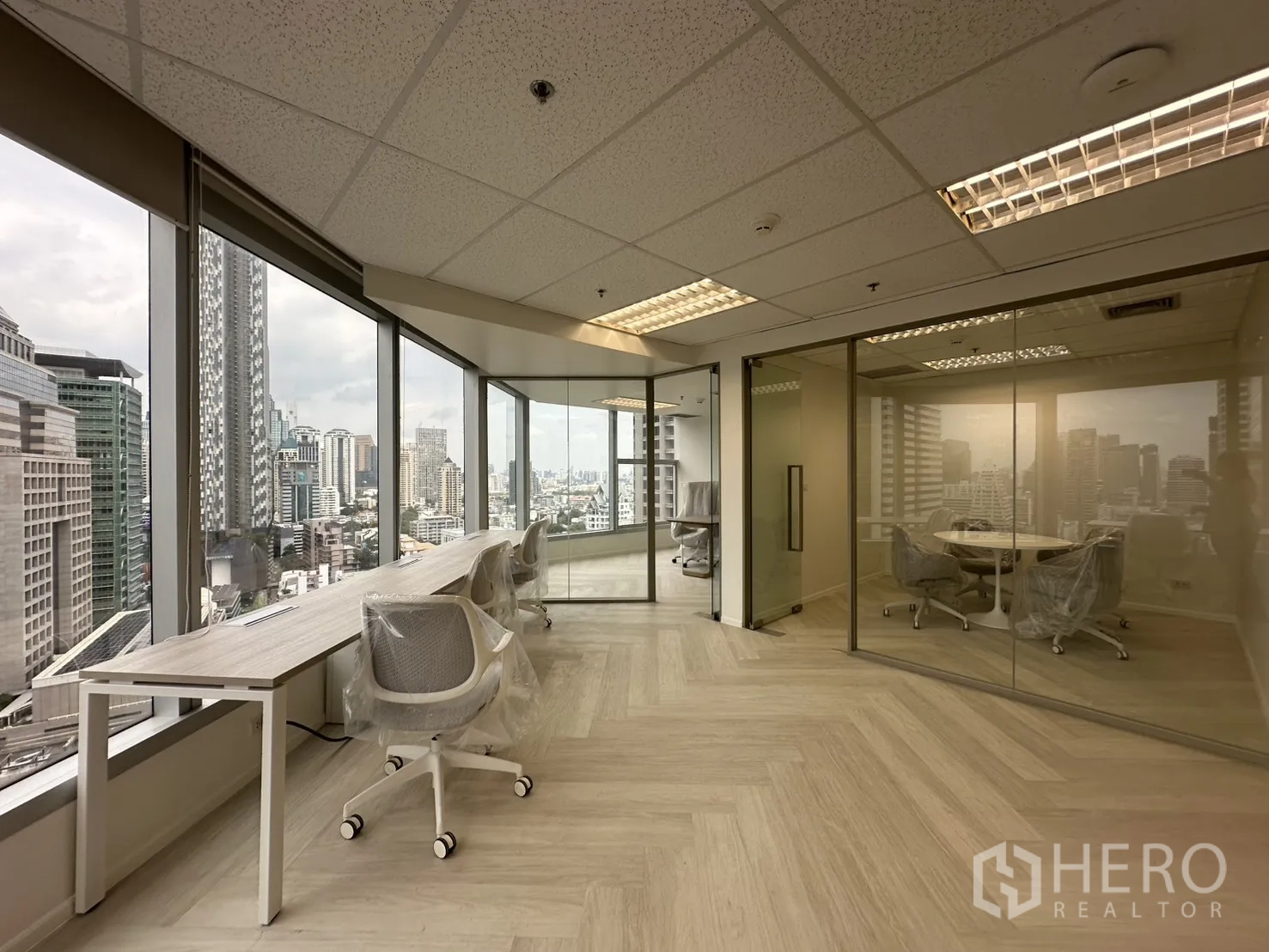 ออฟฟิศ for rent in Sathon, Bangkok - พื้นที่มุมออฟฟิศพร้อมหน้าต่างโค้งรอบด้านและห้องประชุมกระจก