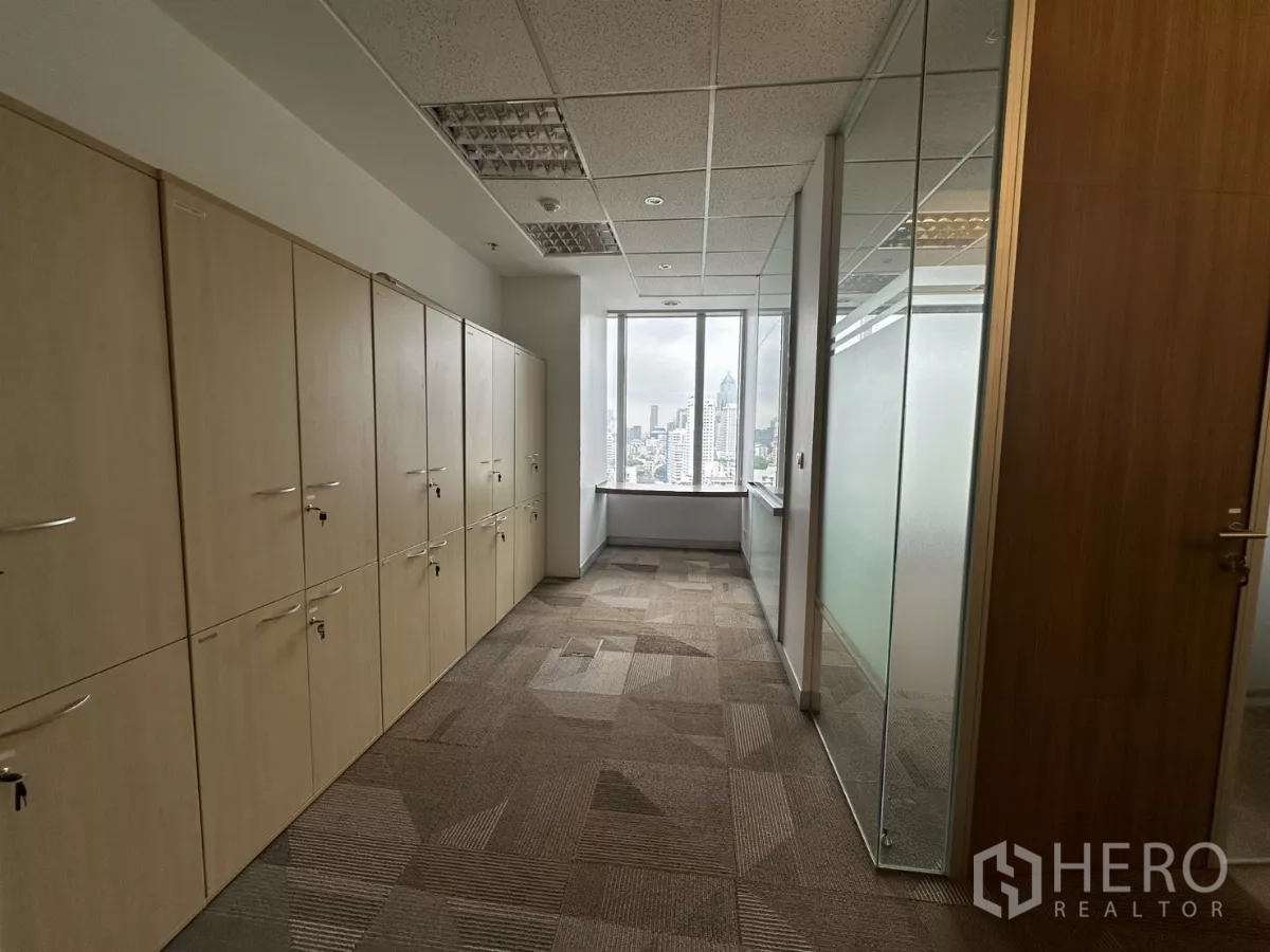 สำนักงาน ให้เช่าในWatthana, Bangkok - ตู้เก็บของและผนังกระจกฝ้า ข้างหน้าต่างวิวเมือง