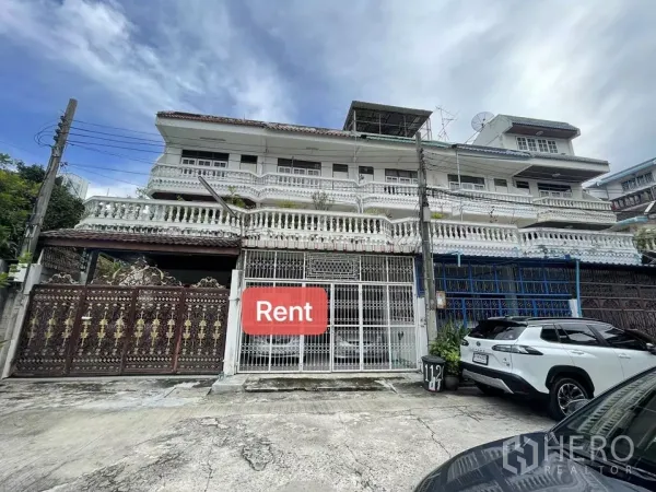 带办公室的家 出租在Din Daeng, Bangkok - 四层联排外观，锻铁大门与车位，带阳台，位于曼谷丁登区。