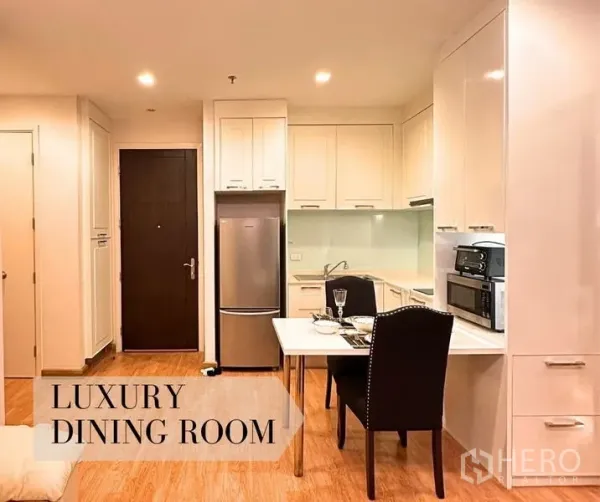 คอนโด ให้เช่าในWatthana, Bangkok - ครัวคอนโดสไตล์โมเดิร์น ตู้สีขาว ตู้เย็นสแตนเลส และโต๊ะทานอาหารสองที่
