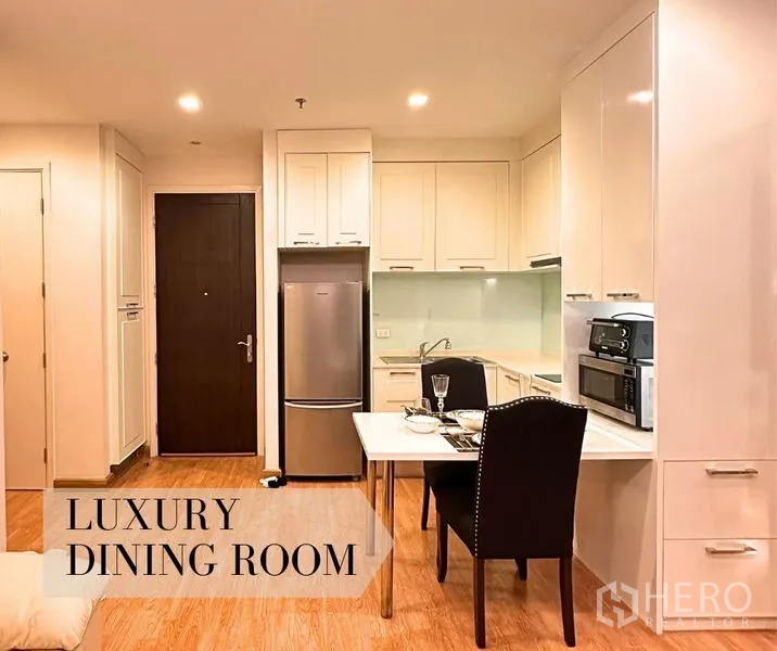คอนโด ให้เช่าในWatthana, Bangkok - ครัวคอนโดสไตล์โมเดิร์น ตู้สีขาว ตู้เย็นสแตนเลส และโต๊ะทานอาหารสองที่