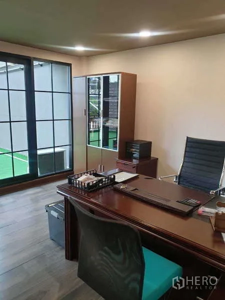 สำนักงานที่บ้าน ให้เช่าในKhlong Toei, Bangkok - ห้องทำงานผู้บริหารส่วนตัว ตู้เก็บของและหน้าต่างกระจกเต็มบาน
