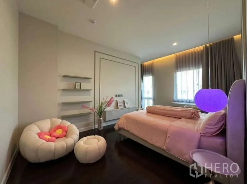 บ้าน ให้เช่าในLat Krabang, Bangkok - ห้องนอนโทนพาสเทล เก้าอี้กลม และโคมแขวนสีม่วง