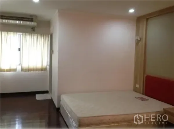 คอนโด ให้เช่าในWatthana, Bangkok - ห้องนอนสว่าง พื้นไม้จริง หน้าต่างบานใหญ่ เครื่องปรับอากาศติดผนัง และฐานเตียงควีนไซส์