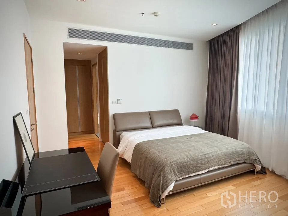 คอนโด for rent or sale in Khlong Toei, Bangkok - ห้องนอนกว้าง เตียงบุหนัง มุมทำงาน และหน้าต่างกว้างพร้อมม่านทึบ