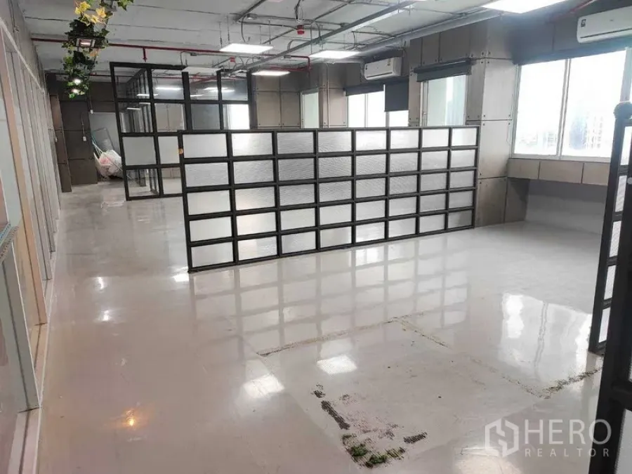 办公空间 出租在Watthana, Bangkok - 工业风办公室，磨砂玻璃隔断，环氧地坪，外露天花和大窗采光。