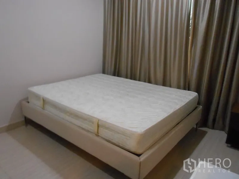 คอนโด ให้เช่าในWatthana, Bangkok - ห้องนอนรองพร้อมที่นอนเตียงคู่ โครงเตียงสีเบจ และผ้าม่านเต็มความสูง