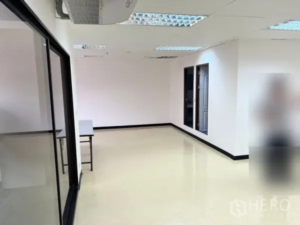 办公空间 出租在Pathum Wan, Bangkok - 带玻璃隔断的办公室一角，吊顶空调与可布置工位的开放空间