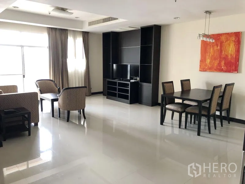 อพาร์ทเมนท์ ให้เช่าในRatchathewi, Bangkok - ห้องนั่งเล่นกว้างพร้อมชั้นทีวี ชุดโต๊ะทานข้าว และหน้าต่างผ้าม่านบานใหญ่