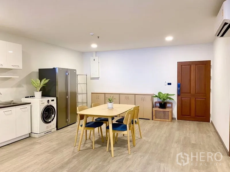 คอนโด ให้เช่า - โซนทานอาหารใกล้ประตูทางเข้า โต๊ะสี่ที่นั่งและตู้เก็บของ