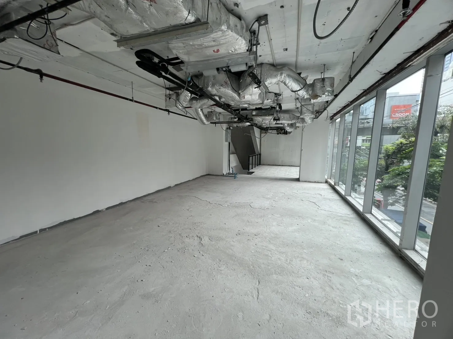 พื้นที่ขายปลีก ให้เช่าในBang Rak, Bangkok - พื้นที่ค้าปลีกชั้นหนึ่งกว้าง พร้อมกระจกบานยาวรับแสงธรรมชาติ