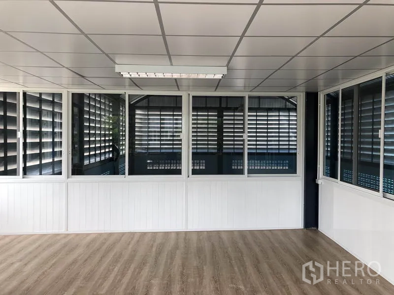 工厂 出租或出售在Bang Bua Thong, Nonthaburi - 二层办公室房间，吊顶、大窗与木纹地板。