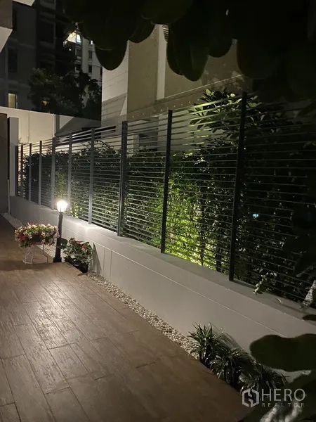 ทาวน์เฮาส์ ให้เช่าหรือขายในChatuchak, Bangkok - สวนข้างบ้านยามค่ำพร้อมไฟส่องสว่าง ระแนงบังสายตา และต้นไม้