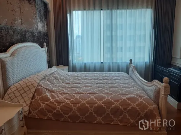 คอนโด ให้เช่าในKhlong Toei, Bangkok - ห้องนอนเตียงใหญ่ ผ้าม่านโปร่ง หน้าต่างบานใหญ่รับแสงและวิวเมือง