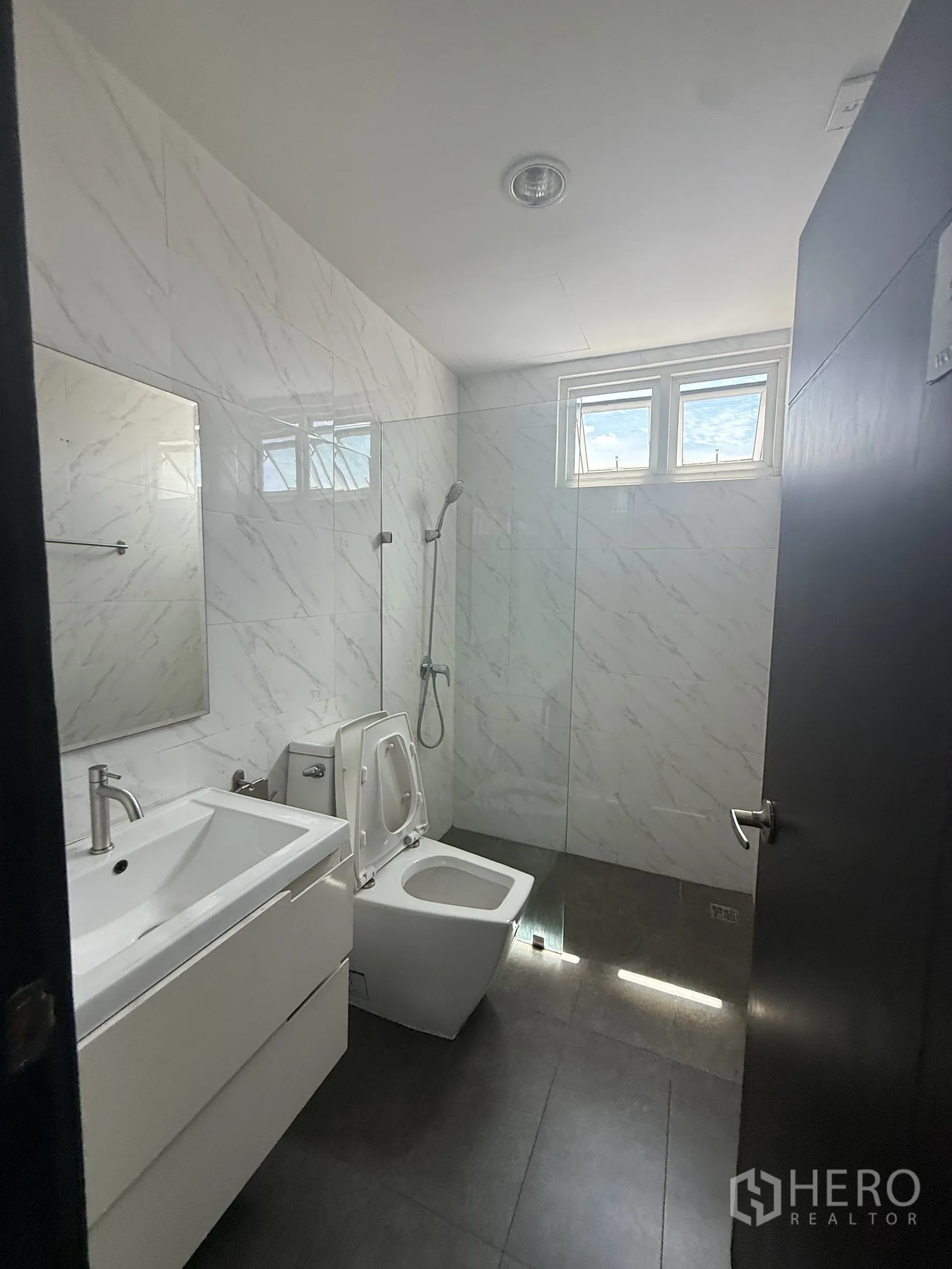 สำนักงาน ให้เช่าในBueng Kum, Bangkok - ห้องน้ำสมัยใหม่พร้อมโซนอาบน้ำ โถสุขภัณฑ์ อ่างล้างหน้า และกระเบื้องลายหินอ่อน