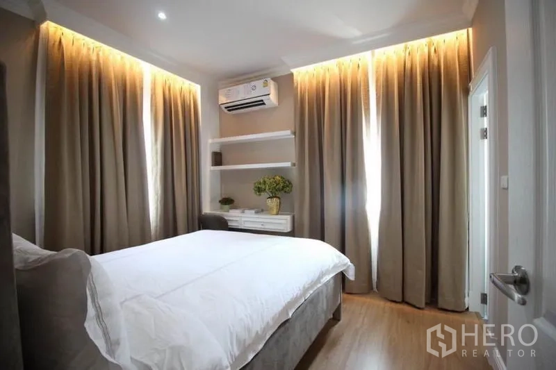 บ้าน ให้เช่าหรือขายในLat Phrao, Bangkok - ห้องนอนรับรองสว่าง เตียงคู่ ชั้นวางของ และผ้าม่านโดยรอบ