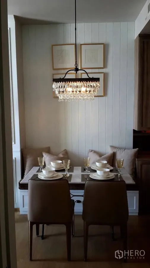 คอนโด ให้เช่าในPhaya Thai, Bangkok - มุมรับประทานอาหารโทนอุ่นพร้อมโคมระย้า เบาะนั่งบิวท์อิน และโต๊ะจัดครบ