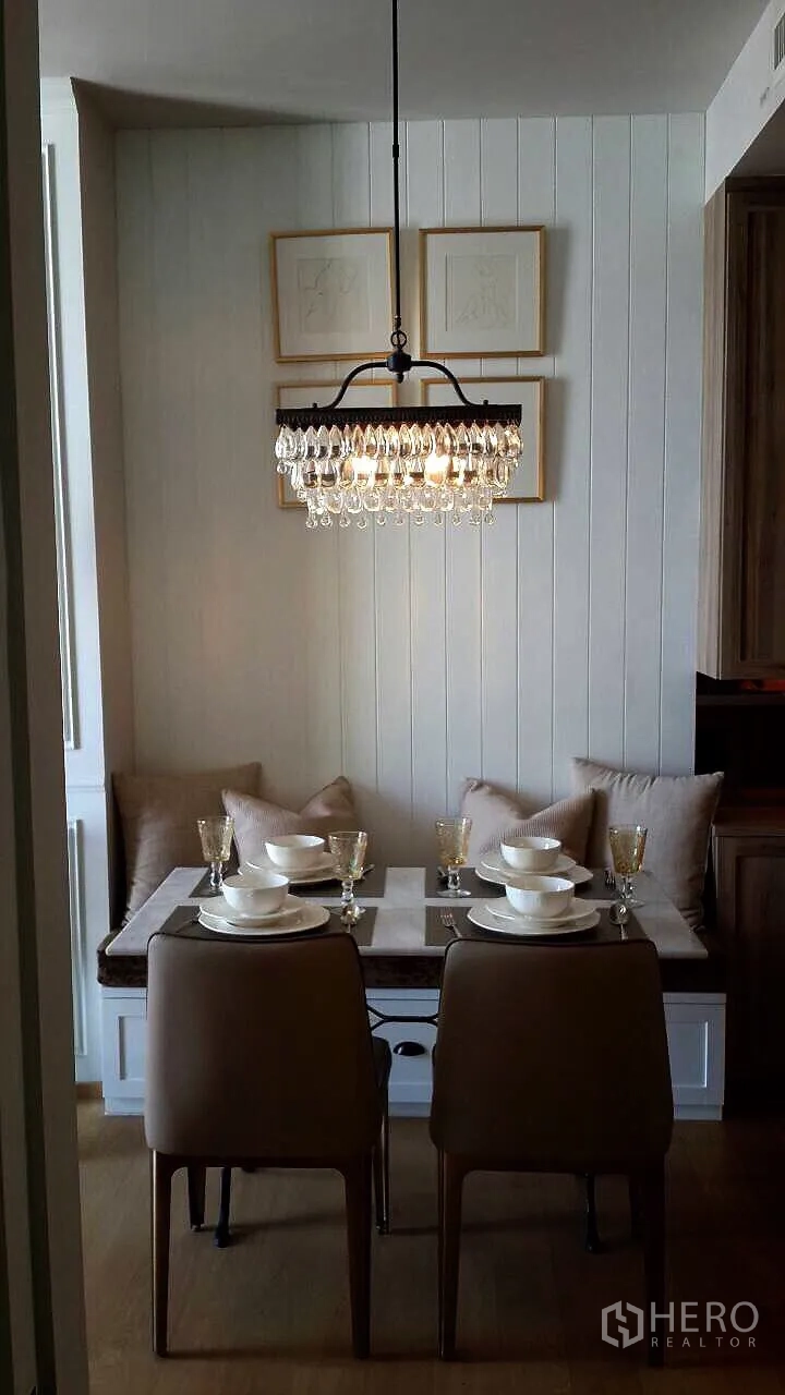 คอนโด ให้เช่าในPhaya Thai, Bangkok - มุมรับประทานอาหารโทนอุ่นพร้อมโคมระย้า เบาะนั่งบิวท์อิน และโต๊ะจัดครบ